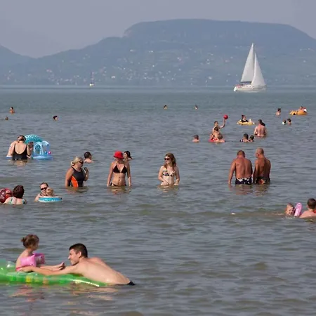 Balatonkeresztur/balaton 19469 公寓